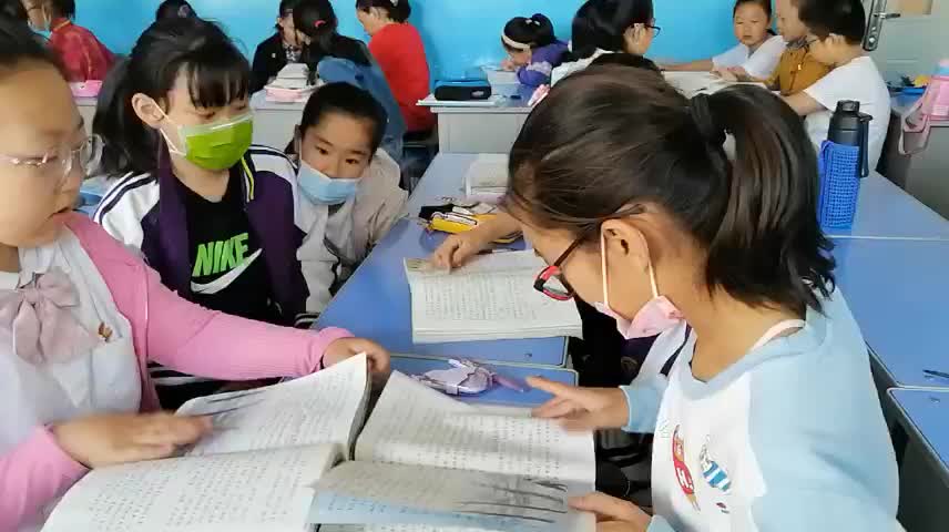 语文课堂 正在讲故事的小学生